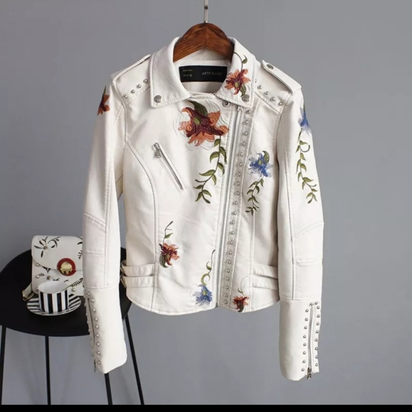🦋NWT Embroidered White Jacket Vegan Leather. - Picture 5 of 15